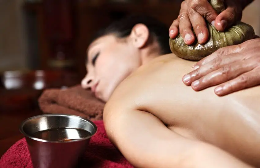 Elakizhi – one of the Ayurvedic therapies at Herbal Hills Center, Mumbai