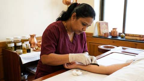 Raktmokashana – Leech Therapy for blood pressure at Herbal Hills Center, Mumbai